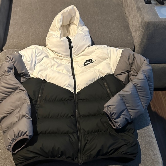 Nike Men’s Windrunner Black Hooded Jacket
Men’s Down Jacket - Picture 2 of 8